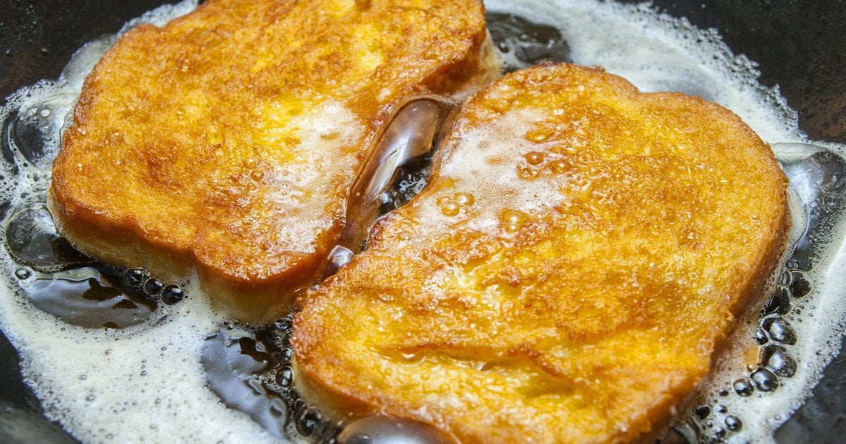 Грінки з яйцем і молоком на сковороді