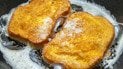 Грінки з яйцем і молоком на сковороді