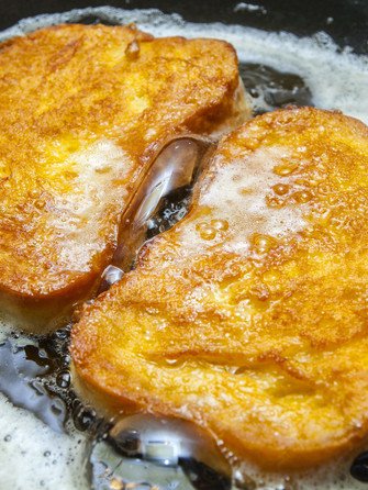 Гренки с яйцом и молоком на сковороде