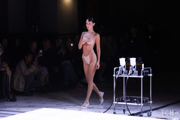Вийшла на подіум оголеною: Беллу Хадід одягли в "рідку сукню" просто під час шоу бренду Coperni