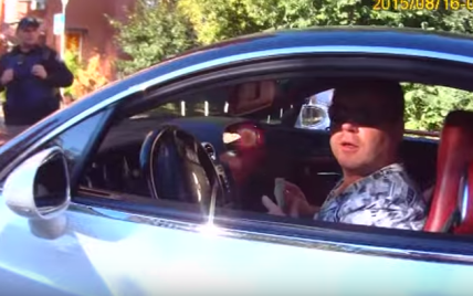 У Києві п'яний водій Bentley "засівав" поліцейських доларами і гривнями