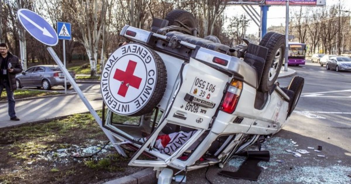 У центрі окупованого Донецька сталася моторошна ДТП із автомобілем Червоного Хреста