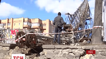 Строительный кран, более 30 метров высотой упал в центре Ровно