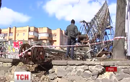 В центре Ровно упал 30-метровый строительный кран