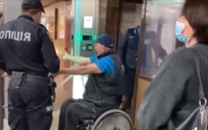 На станцию "Почайна" не пустили мужчину в инвалидной коляске: в Киевском метрополитене объяснили причину
