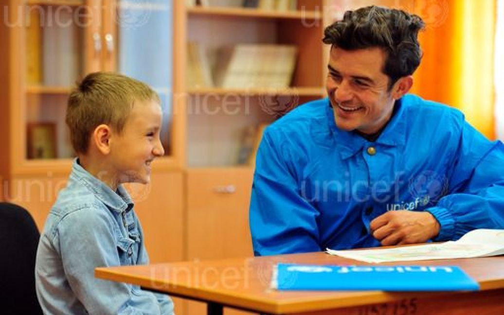 Орландо Блум пообщался с детьми во время визита на Донбасс / © unicef.org