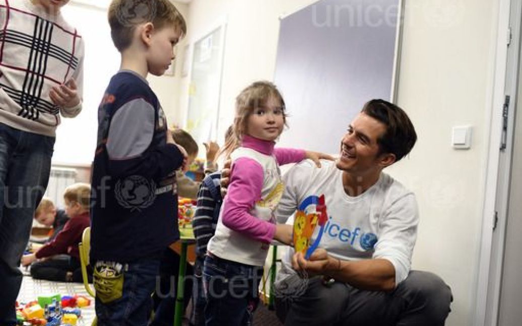 Орландо Блум пообщался с детьми во время визита на Донбасс / © unicef.org
