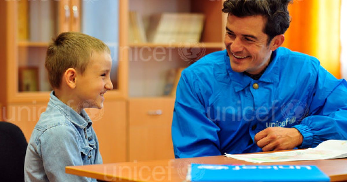Орландо Блум пообщался с детьми во время визита на Донбасс / © unicef.org