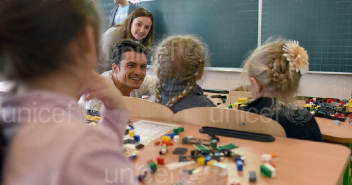 Орландо Блум пообщался с детьми во время визита на Донбасс / © unicef.org