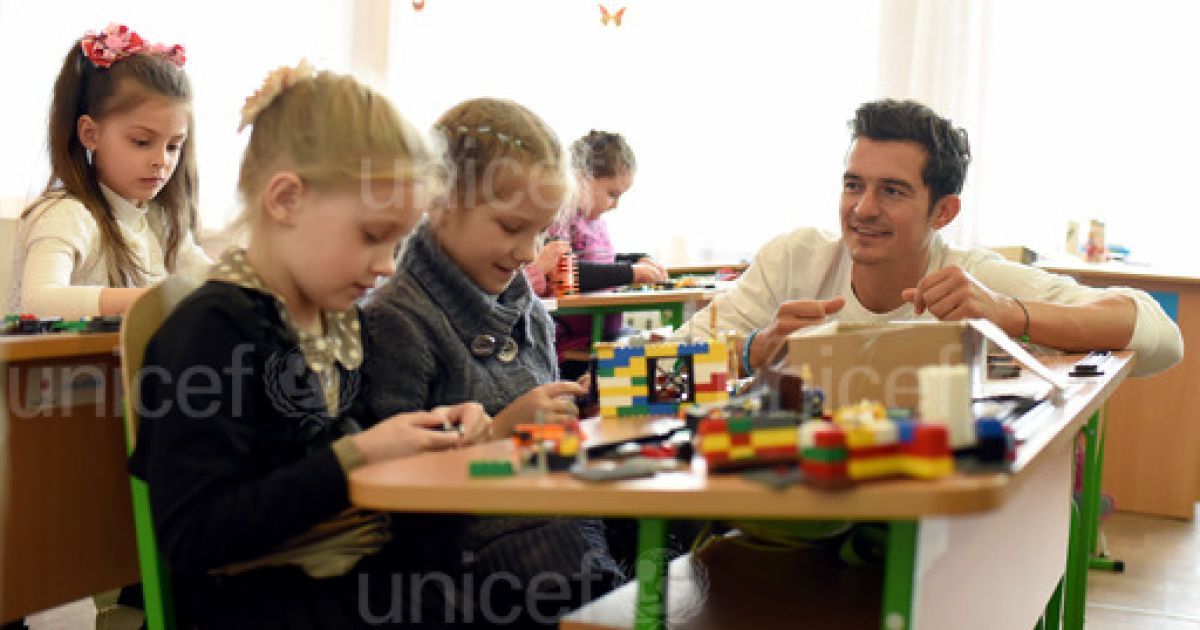 Орландо Блум пообщался с детьми во время визита на Донбасс / © unicef.org