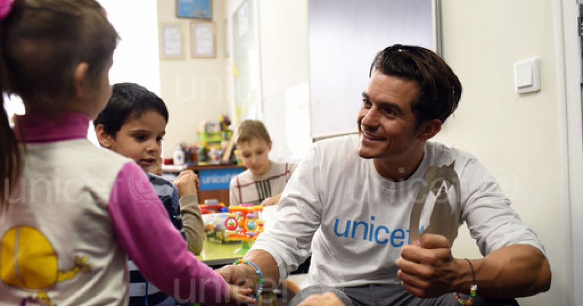 Орландо Блум пообщался с детьми во время визита на Донбасс / © unicef.org