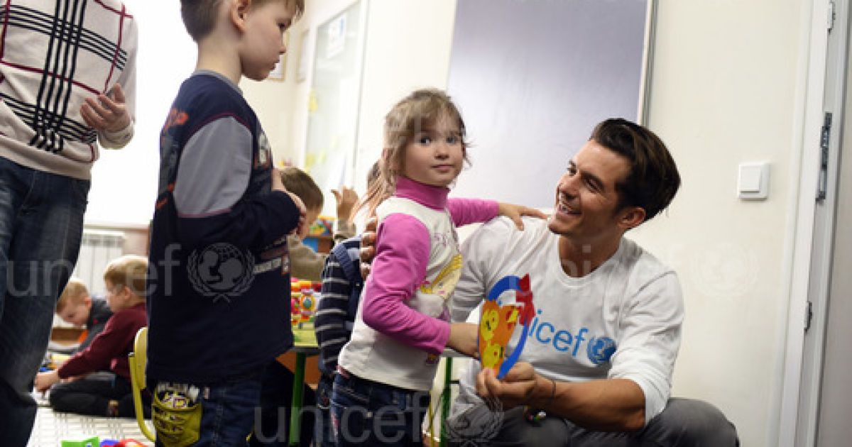 Орландо Блум пообщался с детьми во время визита на Донбасс / © unicef.org