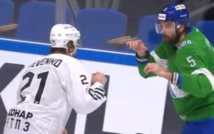 Одним ударом: білорус відправив росіянина в нокдаун під час хокейного матчу