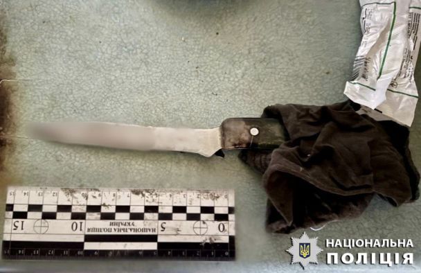 Обидчица ударила ножом в грудь 43-летнего зятя/Фото: Полиция Киева/Facebook