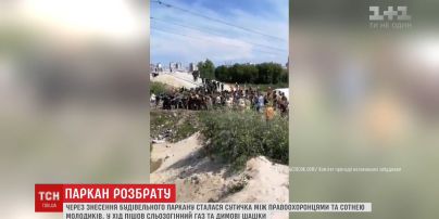 Дымовые шашки и слезоточивый газ. На стройплощадке на Осокорках произошли столкновения