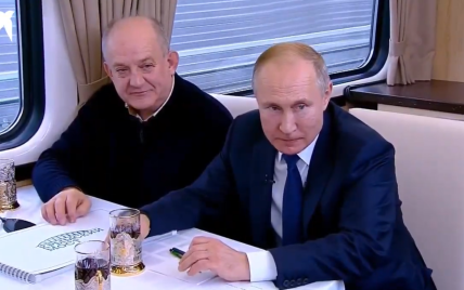 В кабине машиниста и вагоне-ресторане. Путин в оккупированном Крыму открыл незаконную железную дорогу через мост