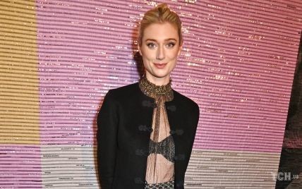 В лифчике и потертых туфлях: Элизабет Дебики стала гостьей показа Christian Dior
