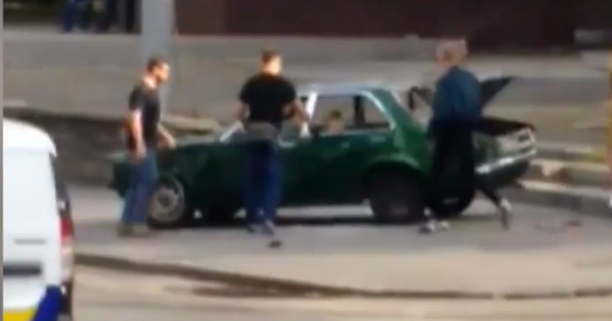 В центре Киева разбили неправильно припаркованное авто