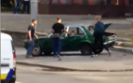 В центре Киева разбили неправильно припаркованное авто