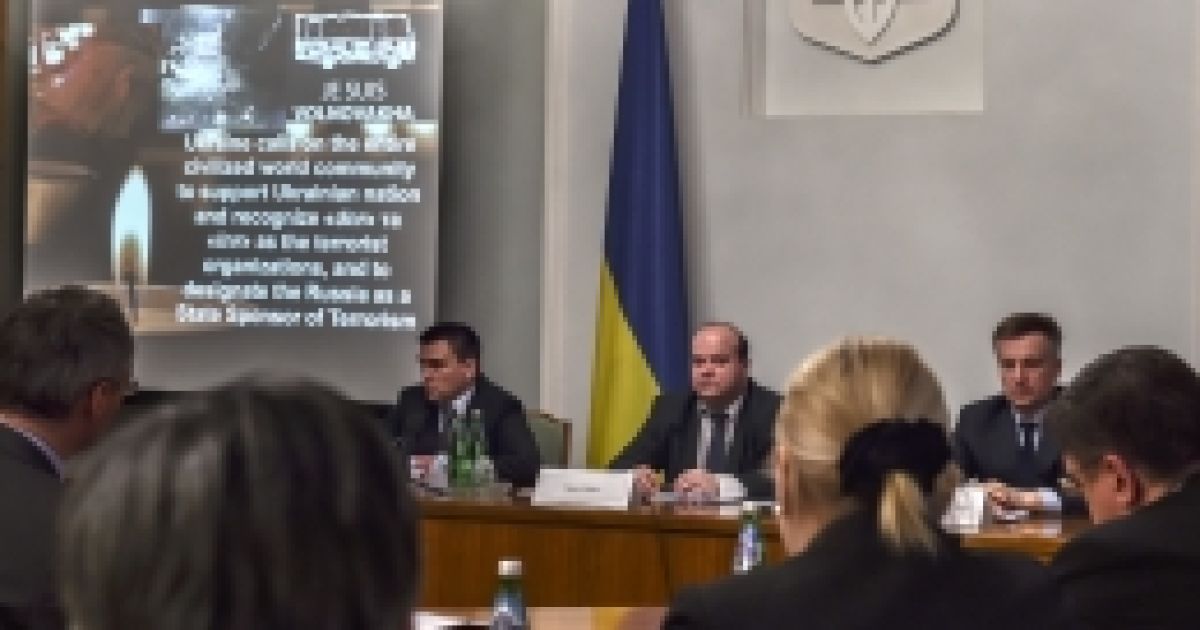 В АП іноземним дипломатам представили докази злочину в Маріуполі