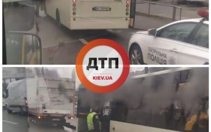 Локдаун у Києві: копи зупиняють забиті маршрутки та висаджують пасажирів