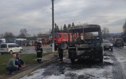 У Львівській області під час руху загорівся автобус
