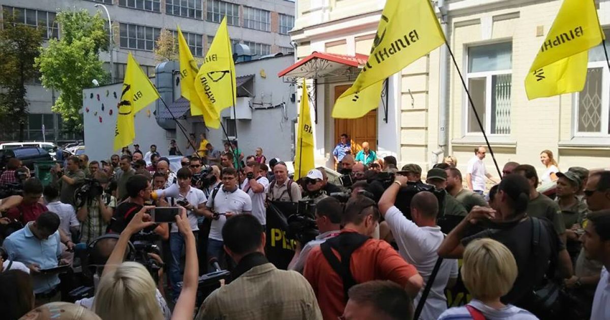 Под судом, где будут избирать меру пресечения Ефремову, собрался митинг