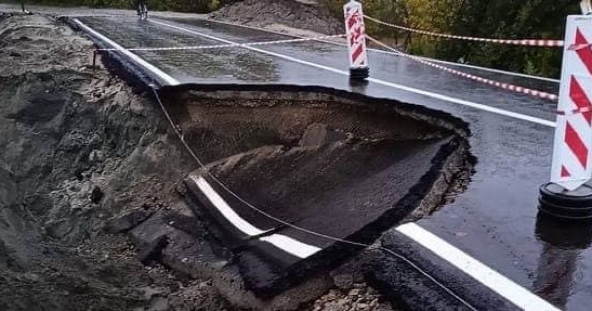 Відкривали з оркестром тиждень тому: в Росії нову дорогу розмило дощами