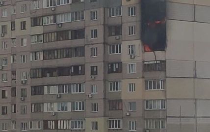 У Києві в багатоповерхівці спалахнула пожежа біля місця вибуху на Позняках