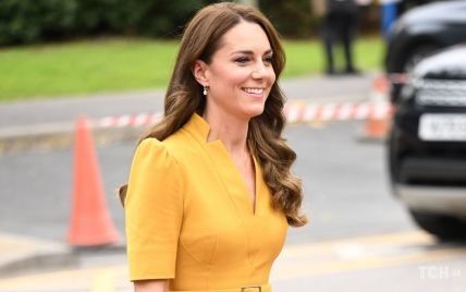 В горчичном платье и синих лодочках: принцесса Уэльская в ярком луке приехала в родильное отделение