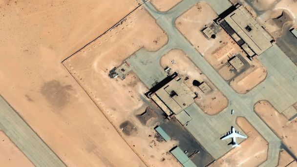 Активний рух транспортного літака Іл-76 помітили за два дні до початку конфлікту в Судані / © Maxar Technologies