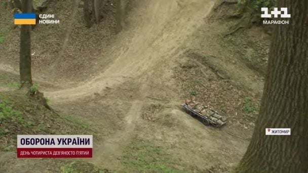 Парамедик Даниил, находившийся на передовой и знающий все риски эвакуации раненых военных, консультировал Дмитрия.