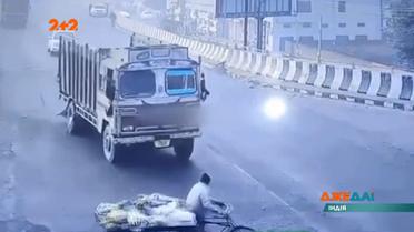 В Индии мужчина с перегруженным велосипедом попал под грузовик