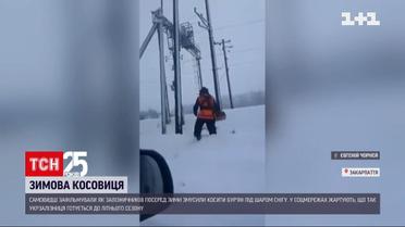 На Закарпатті залізничники косять бур`яни під снігом | Новини України