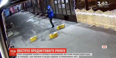 Ночью неизвестный с автомата Калашникова обстрелял продуктовый рынок на Троещине