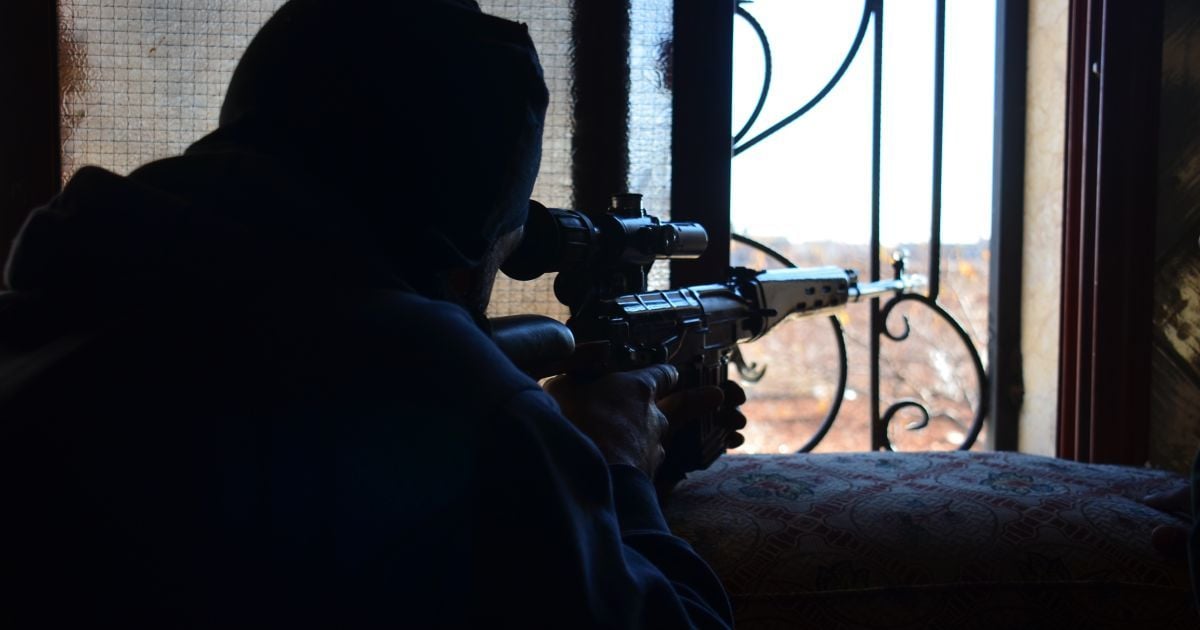 Съемочная группа ТСН попала под обстрел снайперов вблизи Зайцево