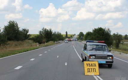 На Житомирській трасі ускладнений рух через три ДТП з сімома автівками