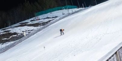 Лижник розвинув смертельну швидкість, спускаючись задом наперед: наскільки він розігнався (відео)