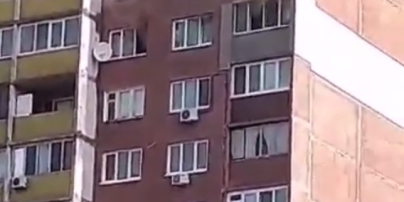 В Киеве на Троещине пылает квартира: появилось видео