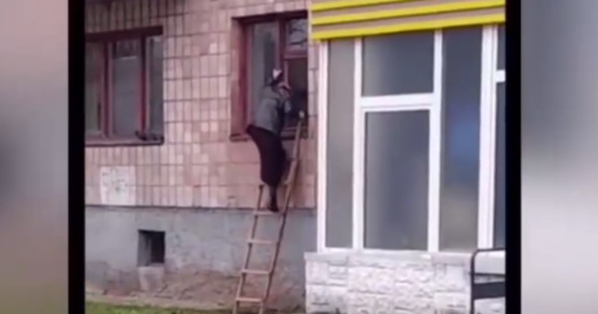 В Луцке женщина выходит из квартиры через окно, потому что боится сатаны (видео)