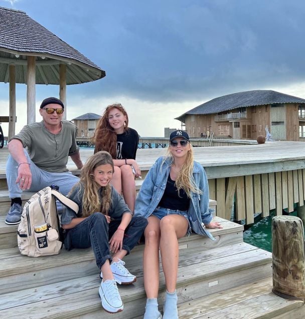 Оля Полякова с мужем и дочерьми / © instagram.com/polyakovamusic