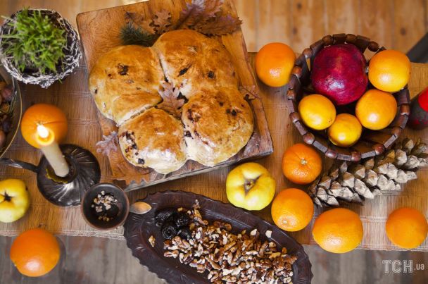 Святковий стіл / &copy; Credits