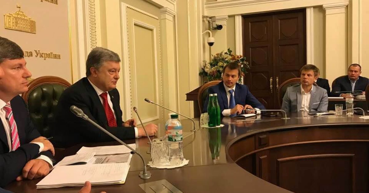 Порошенко зустрівся зі своєю фракцією в Раді перед голосуванням за антикорупційний суд