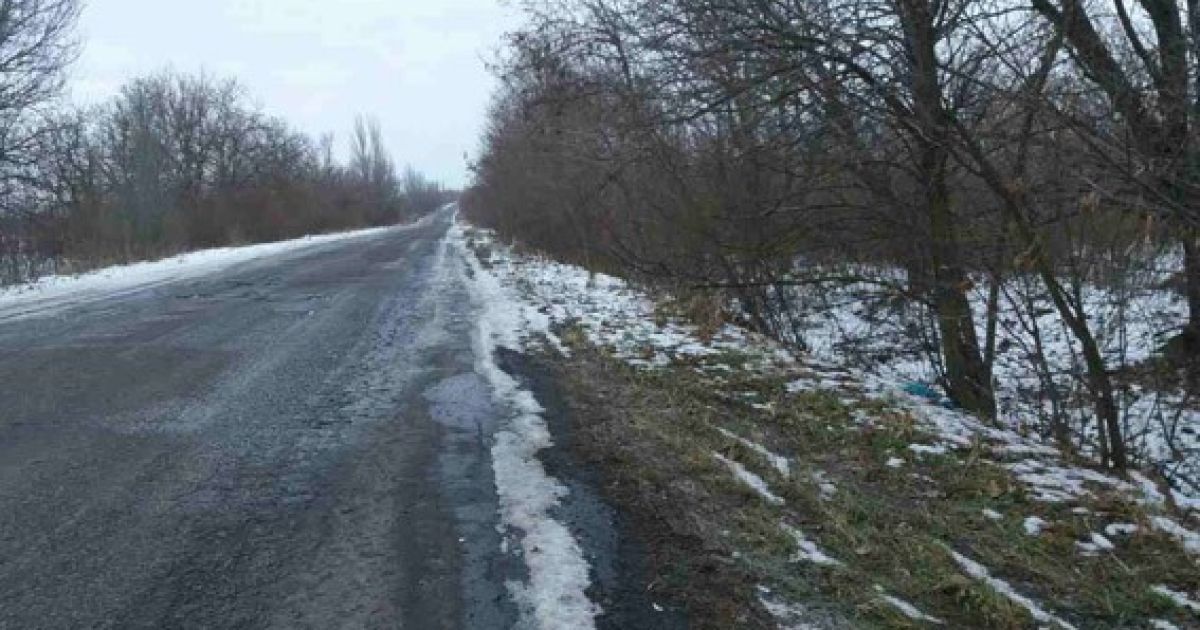 На Николаевщине мужчины в балаклавах с ножом напали на водителя фуры и отобрали 350 тысяч гривен