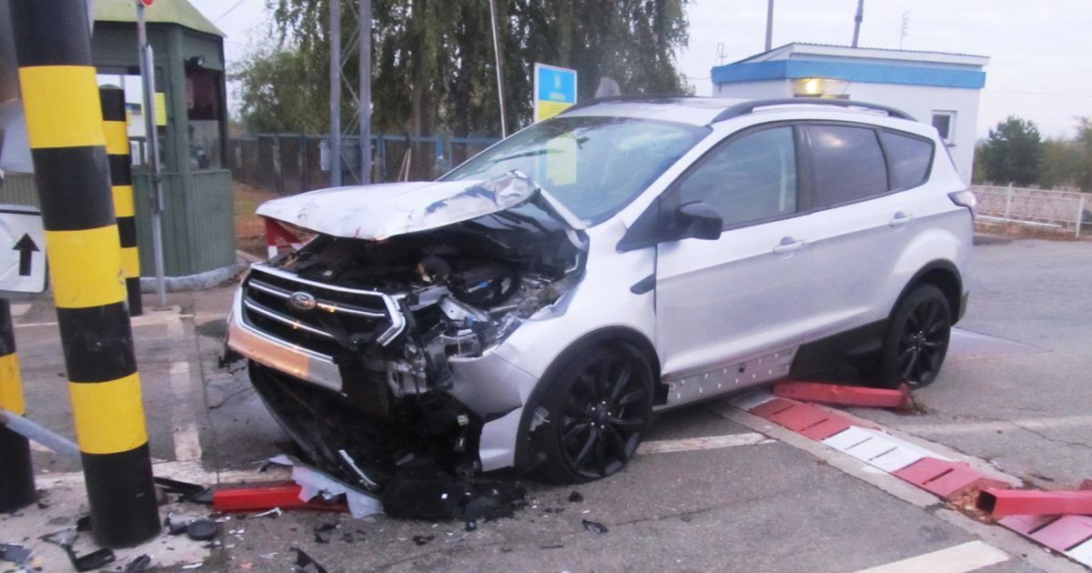 На Черниговщине пьяный мужчина на автомобиле пытался прорваться через границу