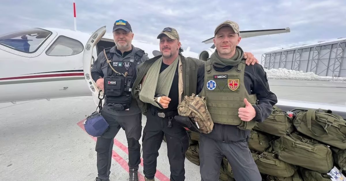 Британські волонтери Крейг Бортвік та Юен Кемерон з врятованим добровольцем