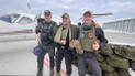 Британські волонтери Крейг Бортвік та Юен Кемерон з врятованим добровольцем