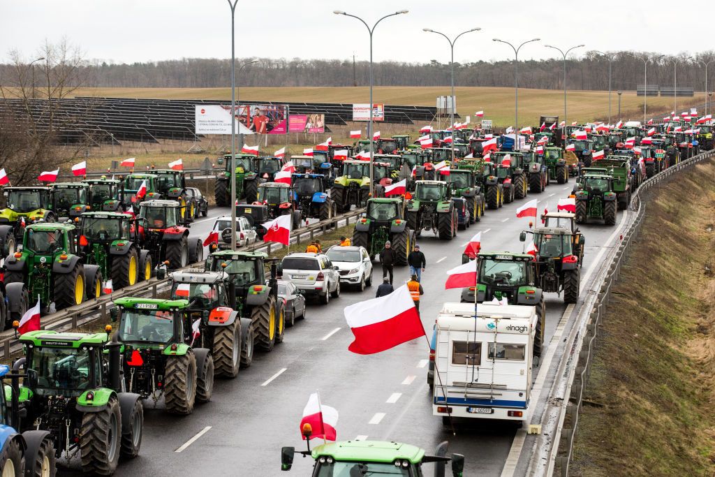 Поліські фермери на тракторах у лютому 2024 року блокували рух на кордоні з Україною / © Getty Images