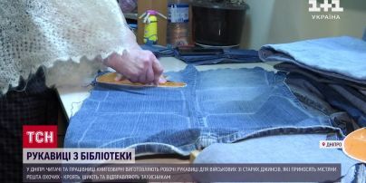Новий тренд для волонтерів: дніпряни шиють рукавиці на фронт просто у бібліотеці