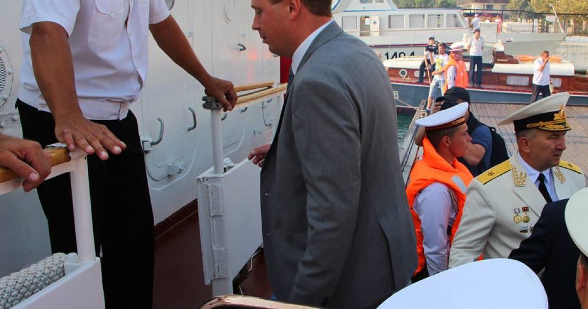 Я не в курсе, что у вас там кого-то меняют-назначают. Нового "главу" Севастополя не пускали на катер